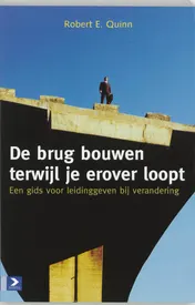 Omslag van De brug bouwen terwijl je erover loopt