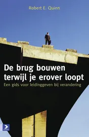 Omslag van De brug bouwen terwijl je erover loopt