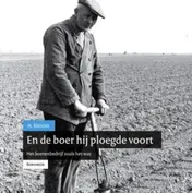 Omslag van En de boer hij ploegde voort