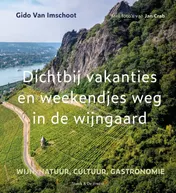 Omslag van Dichtbij vakanties en weekendjes weg in de wijngaard