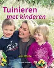 Omslag van Tuinieren met kinderen