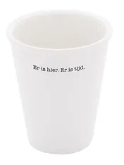 Omslag van Beker met dichtregel: Er is hier. Er is tijd.