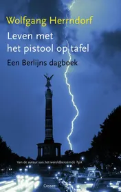 Omslag van Leven met het pistool op tafel