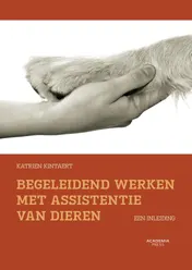 Omslag van Begeleidend werken met assistentie van dieren