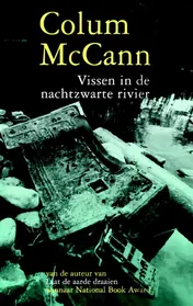 Omslag van Vissen in de nachtzwarte rivier