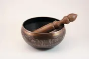 Omslag van Tibetaanse klankschaal met inlegwerk, incl. klankschaalstokje 550-750 gr, doorsnede 13,5 cm