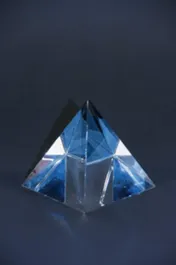 Omslag van Kristalglazen Piramide 120 x 120 mm