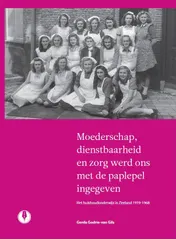 Omslag van Moederschap, dienstbaarheid en zorg werd ons met de paplepel ingegeven