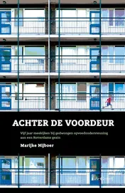 Omslag van Achter de voordeur