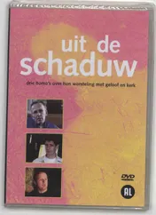 Omslag van Uit de schaduw