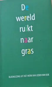 Omslag van De wereld ruikt naar gras