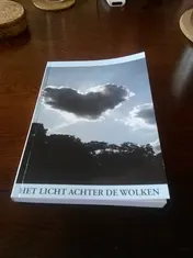 Omslag van Het licht achter de wolken