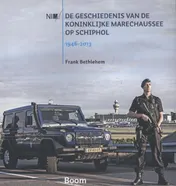 Omslag van De geschiedenis van de Koninklijke Marechaussee op Schiphol, 1946-2013