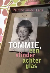 Omslag van Tommie, een vlinder achter glas