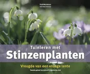 Omslag van Tuinieren met stinzenplanten