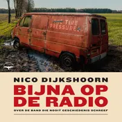 Omslag van Bijna op de radio