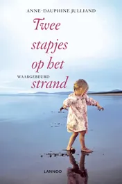 Omslag van Twee stapjes op het strand