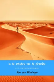 Omslag van In de schaduw van de piramide