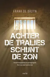 Omslag van Achter de tralies schijnt de zon