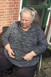 Omslag van mensen schamen zich als iemand in een rolstoel zit