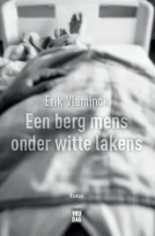 Omslag van Een berg mens onder witte lakens