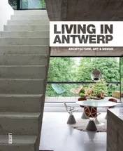 Omslag van Living in Antwerp