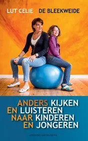 Omslag van Anders kijken en luisteren naar kinderen en jongeren