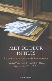 Omslag van Met de deur in huis