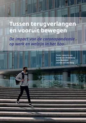 Omslag van Tussen terugverlangen en vooruit bewegen