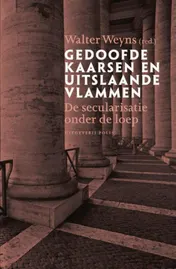 Omslag van Gedoofde kaarsen en uitslaande vlammen