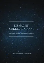 Omslag van De nacht gekleurd door woorden, zinnen, komma's en punten