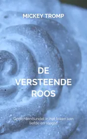 Omslag van DE VERSTEENDE ROOS