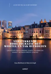 Omslag van Verstikkende bureaucratie met wortel en tak uitroeien