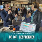 Omslag van Versponsing van steden met blauwe daken en IoT
