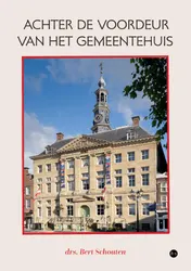 Omslag van Achter de voordeur van het gemeentehuis