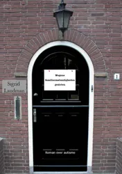 Omslag van Wegens familieomstandigheden gesloten