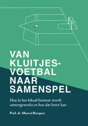 Omslag van Van kluitjesvoetbal naar samenspel