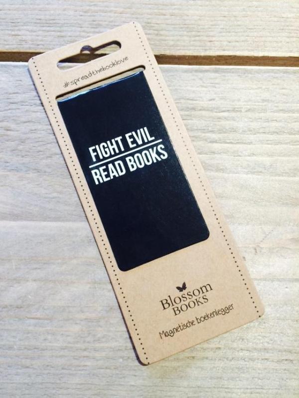 Omslag van Fight evil, read books. Blossom boekenlegger set 8 stuks