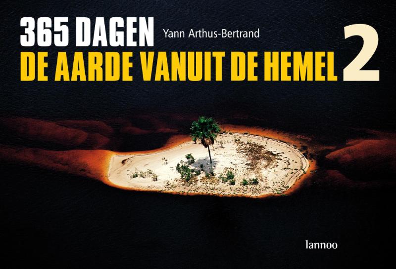 Omslag van 365 dagen de aarde vanuit de hemel