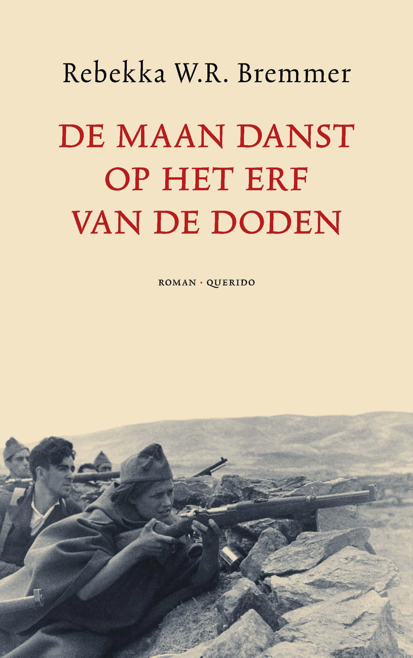Omslag van De maan danst op het erf van de doden