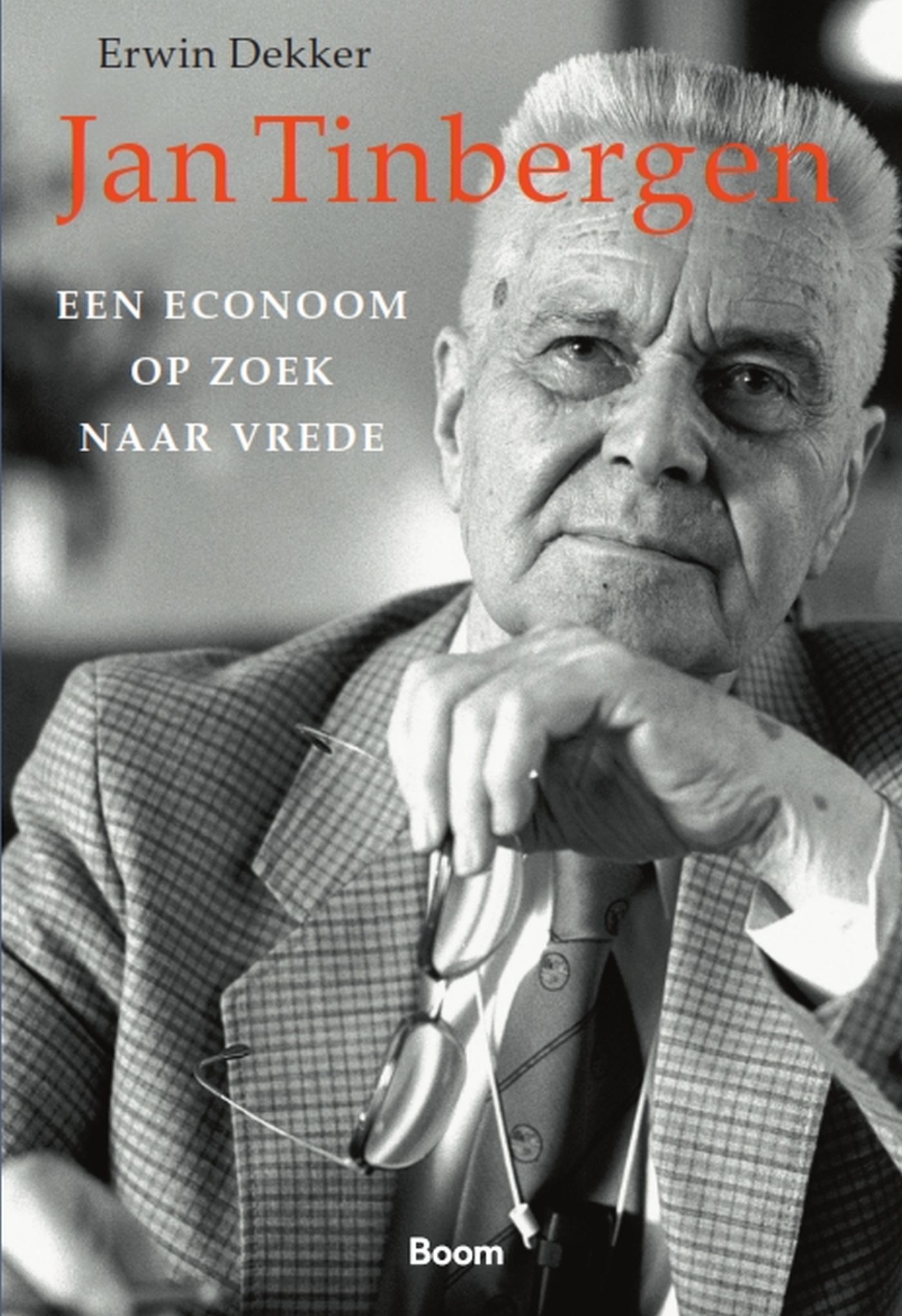 Omslag van Jan Tinbergen; een econoom op zoek naar vrede