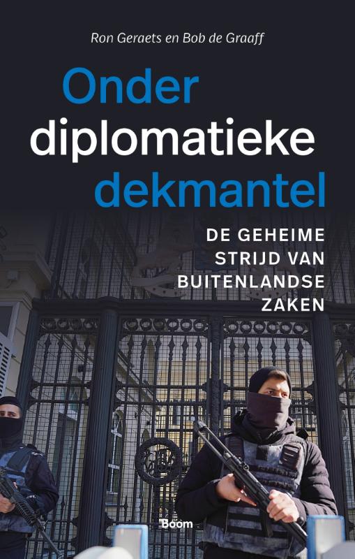 Omslag van Onder diplomatieke dekmantel