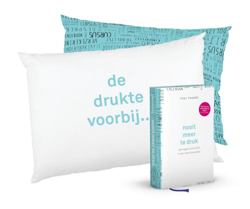 Omslag van Nooit meer te druk + kussensloop (gesealed)