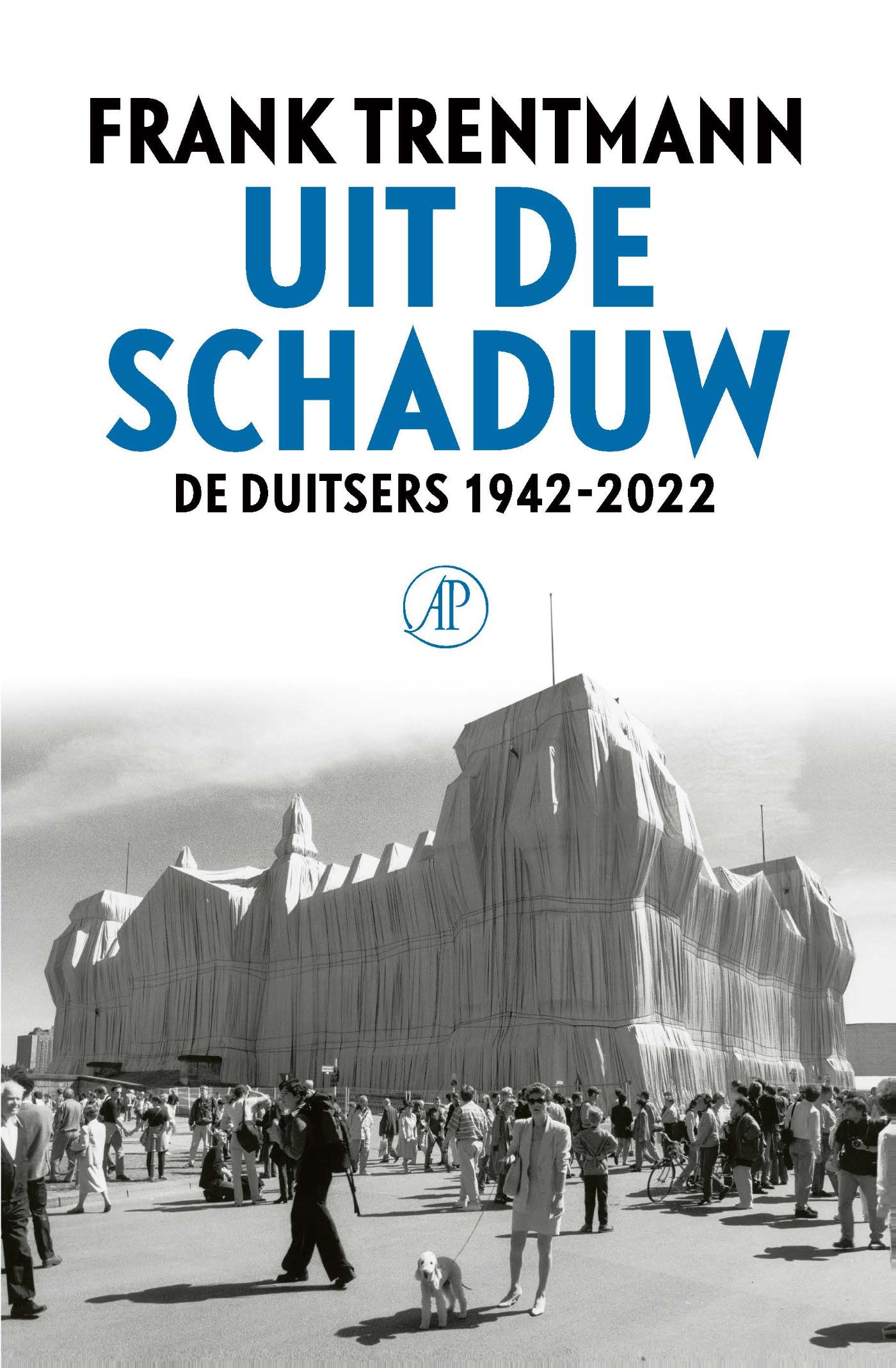 Omslag van Uit de schaduw