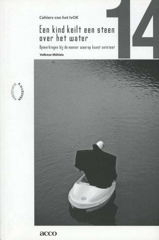 Omslag van Een kind keilt een steen over het water