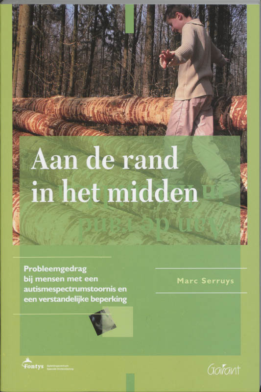 Omslag van Aan de rand in het midden
