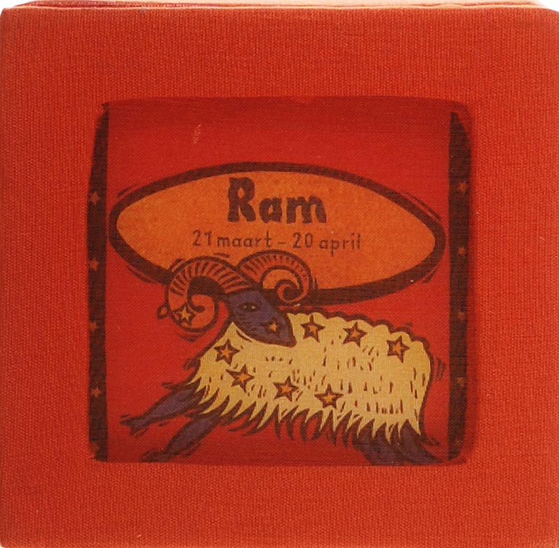 Omslag van Astrologie mini Ram in zijden doos