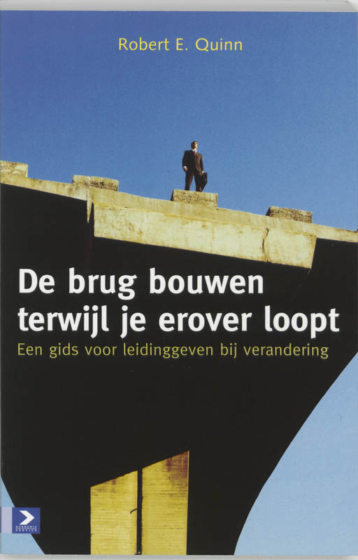 Omslag van De brug bouwen terwijl je erover loopt