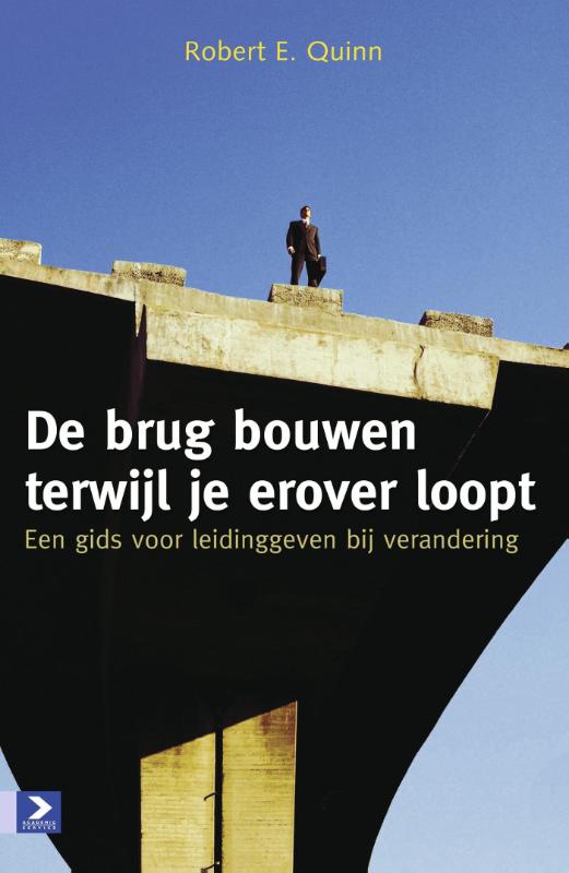 Omslag van De brug bouwen terwijl je erover loopt