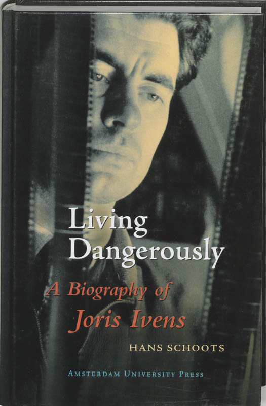 Omslag van Living dangerously